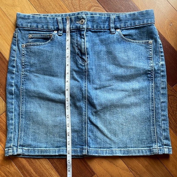 Ann Taylor Light Wash Denim Mini Skirt, size 6 - Picture 9 of 9